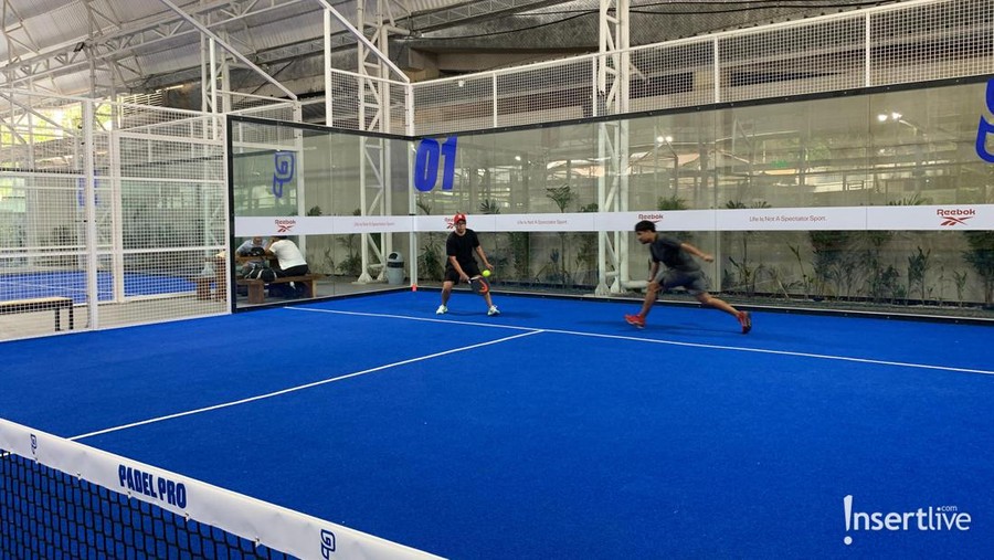 Media experience olahraga padel menggunakan Reebok Nano Court di kawasan Jakarta Selatan