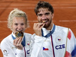 Mengapa Atlet Olimpiade Menggigit Medalinya Saat Berfoto? Ini Asal-usulnya