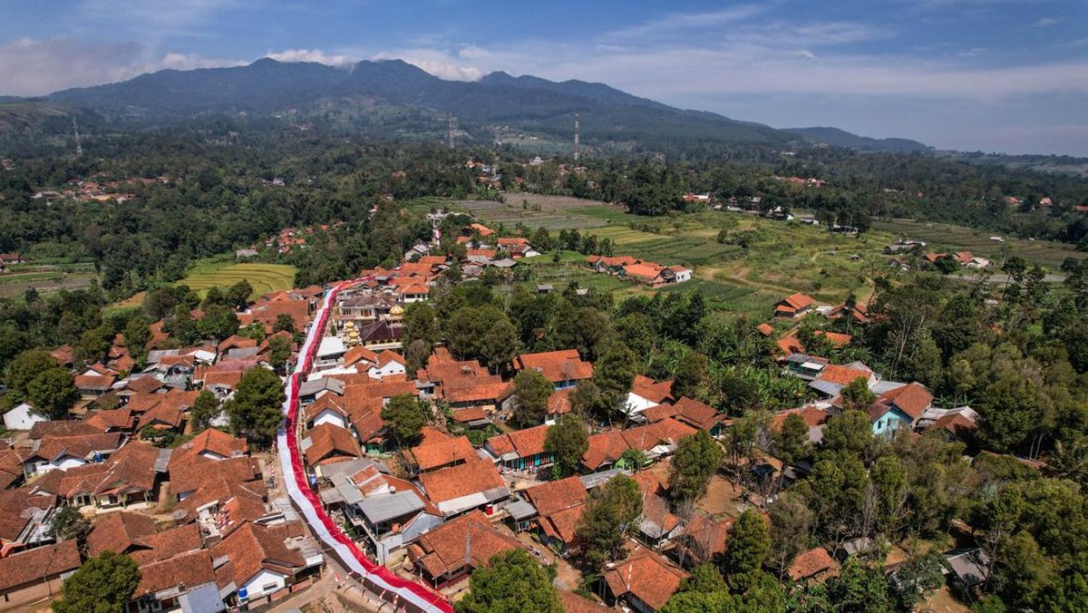FOTO: Kibar Merah Putih 1 Kilometer di Majalengka