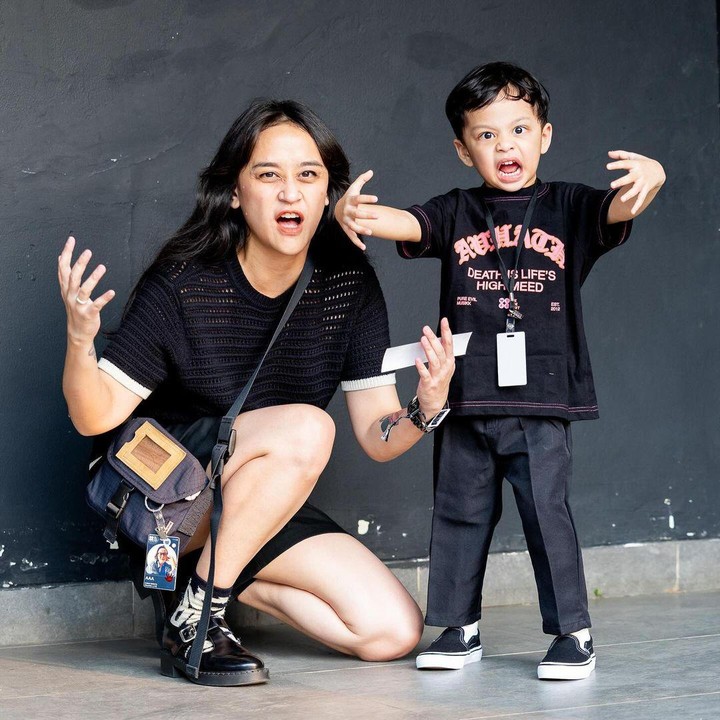 <p>"Kamu adalah musiknya <em>@sejakbarat</em>. Kekuatanku, kebanggaan, dan kegembiraan Ibu dan Bapak. Apa yang aku lakukan atau miliki sekarang akan menjadi milikmu jika kamu menginginkannya," ungkap sang Bunda seraya mengunggah momen bersama sang putra. (Foto: Instagram: @sarahdeshita)</p>