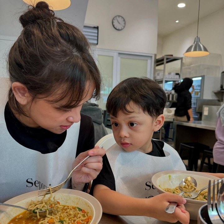 <p>Tidak sedikit yang menyebut Barat sangat mirip dengan sang Ayah nih, Bunda. Mereka pun sangat bersemangat menantikan keduanya kembali bernyanyi di panggung yang sama. (Foto: Instagram: @sarahdeshita)</p>
