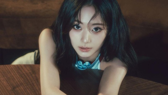 Tzuyu TWICE Pancarkan Aura Mahal untuk Konsep Debut Solo dengan Merilis Mini Album 'abouTZU'
