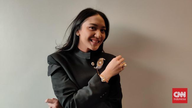 Pengusaha muda sekaligus staf khusus milenial Presiden RI Putri Tanjung bercerita tentang perkenalannya dengan perhiasan.