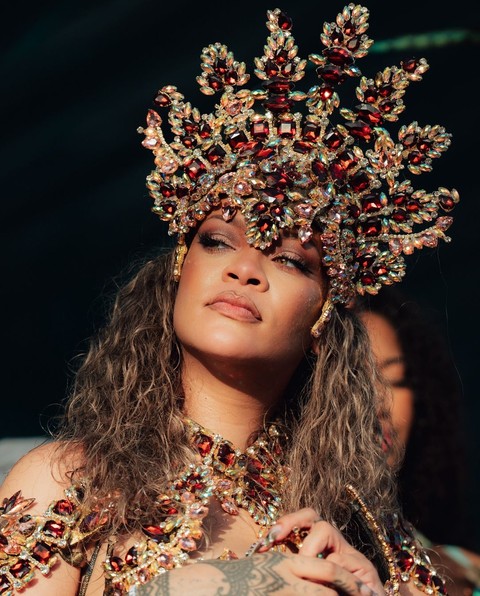 Rihanna "Berkilau" di Barbados Crop Over Festival 2024, Pakai Kostum  Besayap Penuh Permata dan Emas