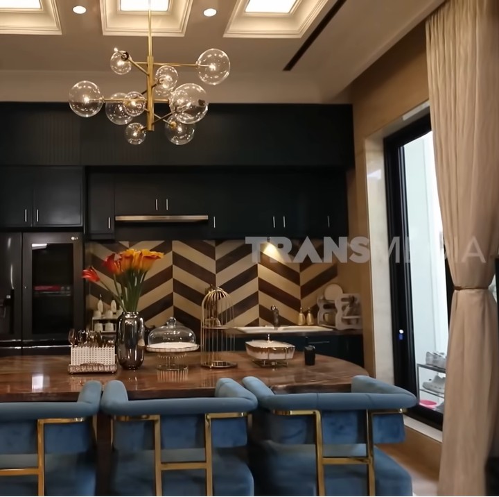 <p>Di rumah tersebut, dr. Reza Gladys dan sang suami memiliki dapur mewah yang dioperasikan oleh chef pribadi, Bunda. Total karyawan yang bekerja di rumah mereka diketahui mencapai 25 orang. (Foto: YouTube TRANS7 OFFICIAL)</p>