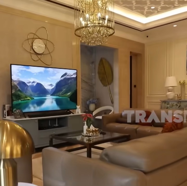 <p>Rumah tersebut merupakan hadiah ulang tahun dari sang suami, lho. "Dari bulan Mei aku pengen rumah ini, tapi suami aku bilang 'Kamu halu, jangan halu,' katanya. Tapi ternyata pas aku ulang tahun dikadoin rumah ini," ia bercerita. (Foto: YouTube TRANS7 OFFICIAL)</p>