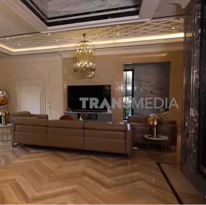 <p>Sementara itu, area khusus keluarga terlihat luas meski diisi oleh banyak sofa berukuran besar. "Keluarga kami kan keluarga besar tuh, jadi kalau ada keluarga aku dan suami bisa kumpul di sini," kata Gladys. (Foto: YouTube TRANS7 OFFICIAL)</p>