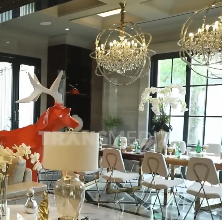<p>Di rumah barunya, kakak ipas Siti Badariah ini memiliki area terpisah untuk menerima tamu, Bunda. "Ini konsepnya buat terima tamu, itu meja makan kalau lagi ada tamu," paparnya. (Foto: YouTube TRANS7 OFFICIAL)</p>