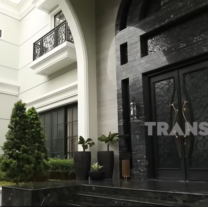 <p>Pengusaha sekaligus dokter, dr. Reza Gladys memiliki rumah mewah bak istana. Bagian eskteriornya didominasi dengan nuansa elegan dari marmer berwarna hitam. (Foto: YouTube TRANS7 OFFICIAL)</p>