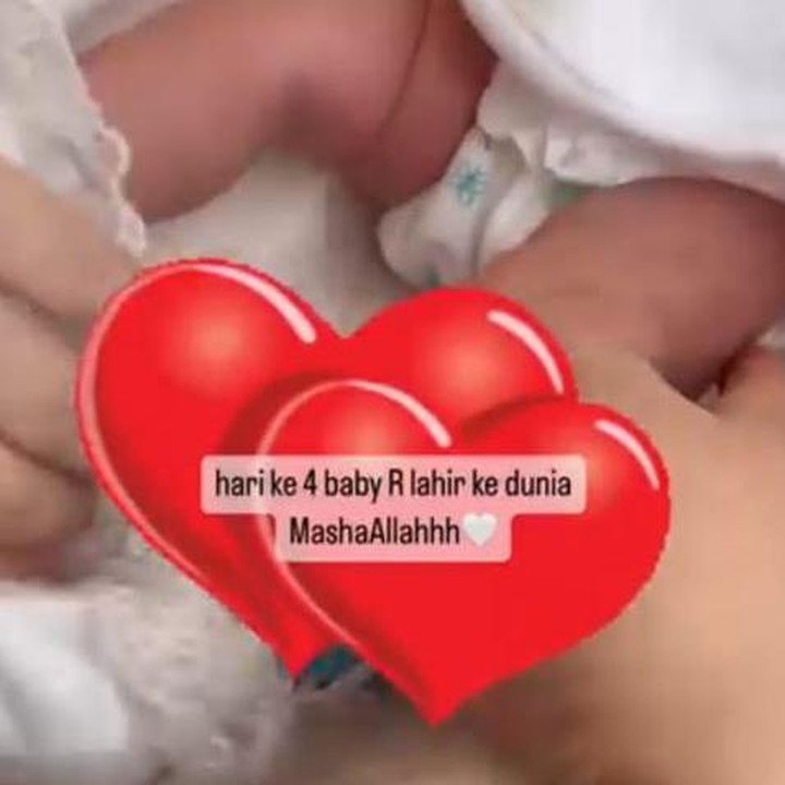 <p>Foto baby R yang masih dirahasiakan wajahnya juga dibagikan oleh adik Syahrini, Aisyahrani. Bunda tiga anak ini juga mengunggah kaki mungil keponakannya itu. Aisyahrani mengaku gemas dengan baby R. "Aunt Rani gemess bay R pengen gigit," tulisnya di Instagram Stories. (Foto: Intagram @princessyahrini/ @syh55)</p>
