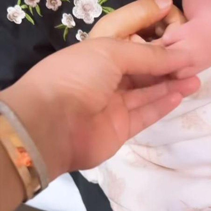 <p>Di unggahan lain, Aisyahrani terlihat menggenggam tangan keponakannya itu. Menurut Aisyahrani, baby R terlihat anteng saat digandong oleh sang nenek. (Foto: Intagram @princessyahrini/ @syh55)</p>
