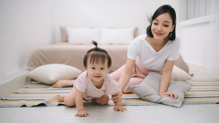 Tanda Bayi akan Merangkak dan Cara Menstimulasinya