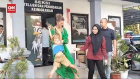 VIDEO: Dideportasi, Si Kocong Bocah Ukraina Viral di Medsos, Menangis