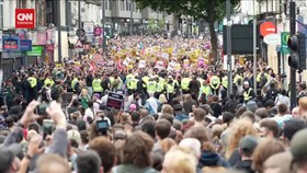 VIDEO: Ribuan Orang Demo Tentang Kekerasan Sayap Kanan di London