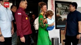 VIDEO: Petualangan Kocong di Bali Berakhir, Dideportasi Bersama Ibunya
