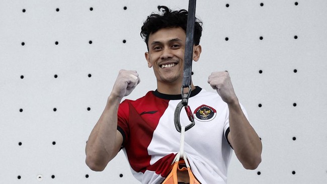Menpora RI Dito Ariotedjo memberikan komentar usai atlet panjat tebing putra Indonesia Veddriq Leonardo mempersembahkan medali emas di Olimpiade 2024.