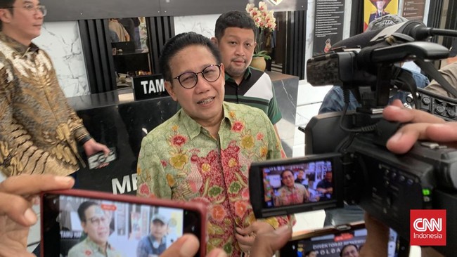 Menteri Desa PDTT Abdul Halim Iskandar tetap berkegiatan usai rumahnya digeledah KPK. Ia bakal mundur dari jabatannya lantaran dilantik menjadi personil DPR.