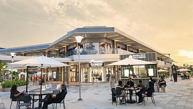 The Grand Outlet - East Jakarta, Karawang menjadi salah satu tempat yang dituju oleh para fashion enthusiast khususnya, masyarakat pada umumnya.