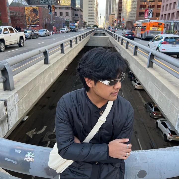 <p>Tak hanya Cinta, Nino yang mengikuti jejak sang kakak untuk kuliah di Amerika Serikat juga mencari pendapatan tambahan. Ia menawarkan jasa sebagai sopir dengan memanfaatkan mobil milik sang Ayah. "Sebenarnya papa kayak beli mobil besar gitu, katanya manfaatin aja sekalian buat cari duit, jadiin supir buat teman-teman. Kalau ada waktu luang aku terima," kata Nino. Ketika bekerja, ia bisa mendapatkan belasan juta rupiah dalam sehari. "Di sana itu dihitungnya setiap 7 jam sekitaran US$400, kalau lebih ditambah lagi lebih mahal," ungkap Cinta Kuya. (Foto: Instagram @cintakuya @nino_kuya)</p>