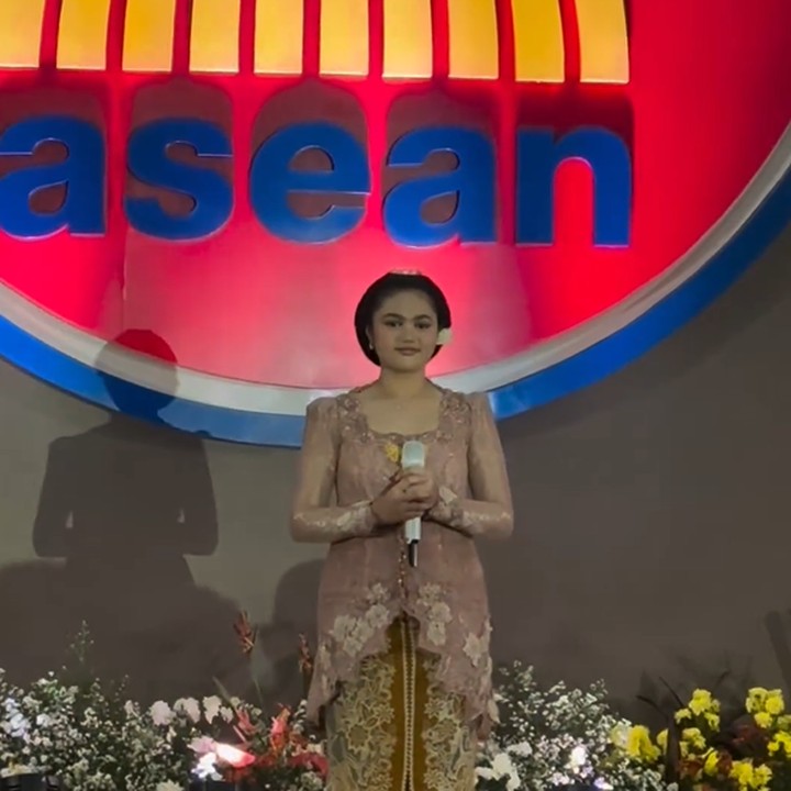 <p>Di acara tersebut, Amora tampil sebagai penyanyi dan membuka acara dengan membawakan lagu resmi ASEAN yang bertajuk The ASEAN Way. Amora juga terlihat memesona dalam balutan kebaya warna krem dengan rambut yang disanggul. (Foto: Instagram @krisdayantilemos)</p>