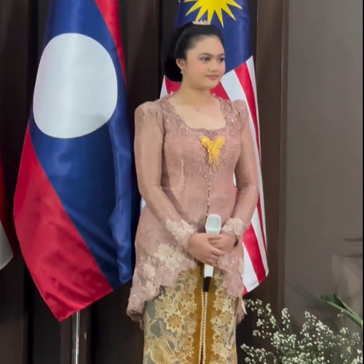 <p>ASEAN Day merupakan acara untuk memperingati hari terbentuknya Association of Southeast Asian Nations (ASEAN) pada 1967 silam. Di peringatan ke-57 ini, Amora terpilih untuk menunjukkan bakatnya di hadapan para tamu undangan. (Foto: Instagram @krisdayantilemos)</p>