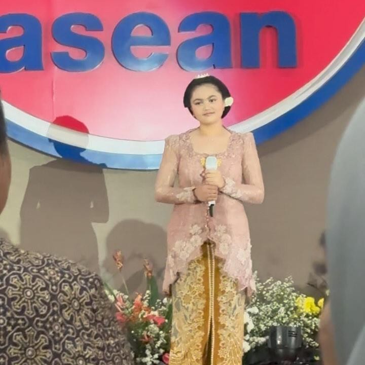 <p>Unggahan tersebut juga dibanjiri oleh pujian dari warganet, termasuk rekan artis dan juga keluarga. "Keren Amoraaa," komentar Ashanty. "KEREN @amora_lemos05," ucap Yuni Shara. "MasyaAllah Allahummabarik keren Amora cantik.. Sama kerennya seperti Mimi sayang," ujar Mulan Jameela. (Foto: Instagram @krisdayantilemos)</p>