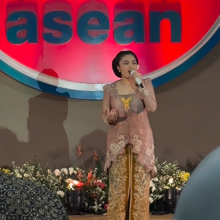 <p>Meski baru berusia 12 tahun, Amora sudah mewarisi bakat menyanyi dari sang Bunda. Suaranya yang merdu sukses memukau para tamu. Di akhir penampilannya, Amora tampak sangat tersentuh ketika ia dibanjiri tepuk tangan. (Foto: Instagram @krisdayantilemos)</p>