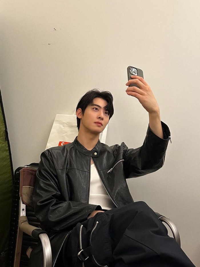 Cha Eunwoo ASTRO yang mempunyai IQ 142 ini meraih gelar sarjana jurusan Performing Arts di Sungkyunkwan University, Korea Selatan, membuktikan bahwa dirinya bukan hanya sekedar tampan, tetapi juga jenius dan berbakat. / Foto: instagram.com/eunwo.o_c