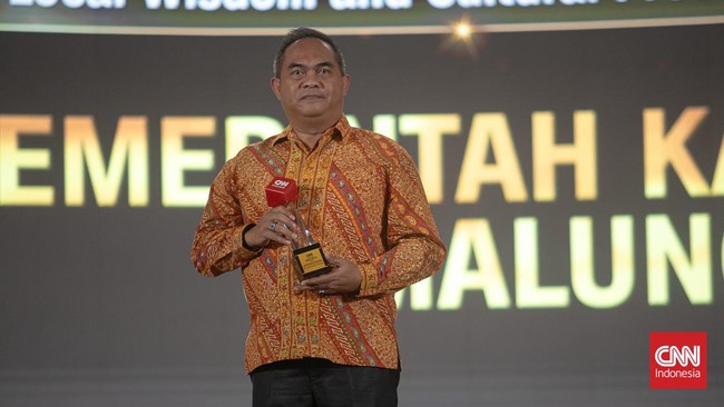 Bupati Simalungun Radiapoh Hasiholan Sinaga diganjar 'Outstanding Local Wisdom Implementation for Development' dalam CNN Indonesia Awards 2024.