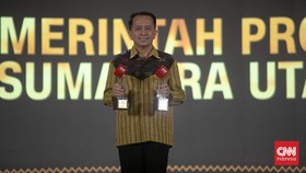 Pj Gubernur Sumut Terima Penghargaan Khusus, Beri CT Pantun Spesial