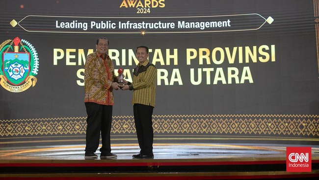 Chairman CT Corp Chairul Tanjung memberikan pesan kepada Pj Gubernur Sumatera Utara Agus Fatoni dalam acara penghargaan CNN Indonesia Awards 2024.
