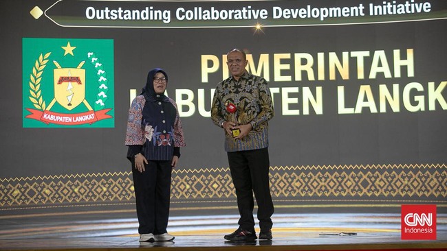 Pj Bupati Langkat Muhammad Faisal Hasrimy mendapat penghargaan Outstanding Collaborative Development Initiative dalam CNN Indonesia Awards 2024.