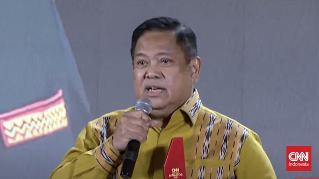 Bupati Dairi 2019-2024 Eddy Keleng Ate Berutu meraih penghargaan Excellent Leader for Innovative Development dalam CNN Indonesia Awards 2024.