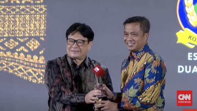 Pemkot Tebing Tinggi dianugerahi penghargaan Outstanding Implementing Bureaucratic Reform Through E-Government dalam ajang CNN Indonesia Awards.
