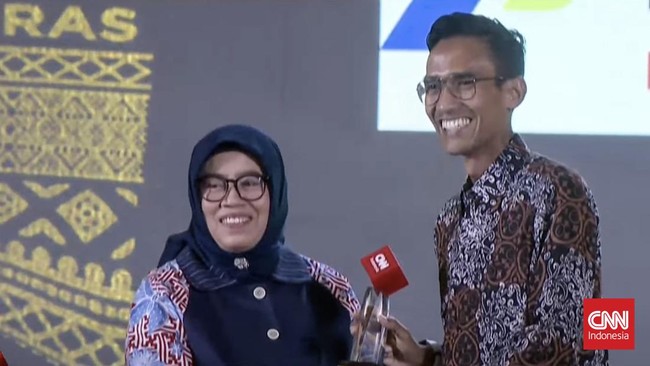 PT Pertamina Patra Niaga Regional Sumbagut menerima Outstanding Communication of Subsidized Fuel Distribution di ajang CNN Indonesia Awards pada Jumat (9/8).