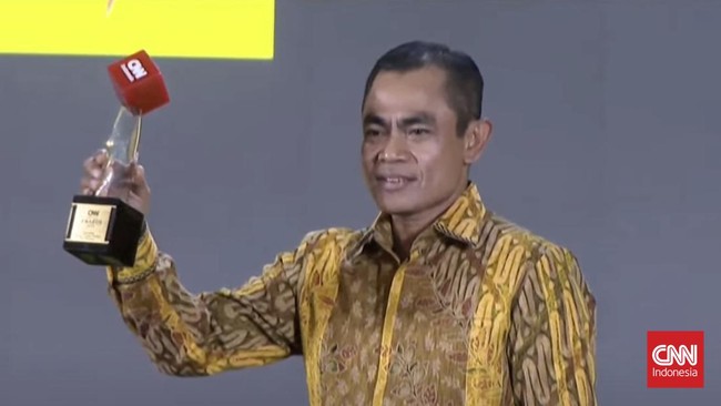PLN UID Sumatera Utara dianugerahi penghargaan khusus di kategori Outstanding Energy Transition Practices dalam ajang CNN Indonesia Awards.