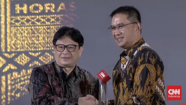 PTPN IV PalmCo berhasil menerima penghargaan kategori Outstanding Sustainable Initiatives di ajang CNN Indonesia Awards pada Jumat (9/8) malam.