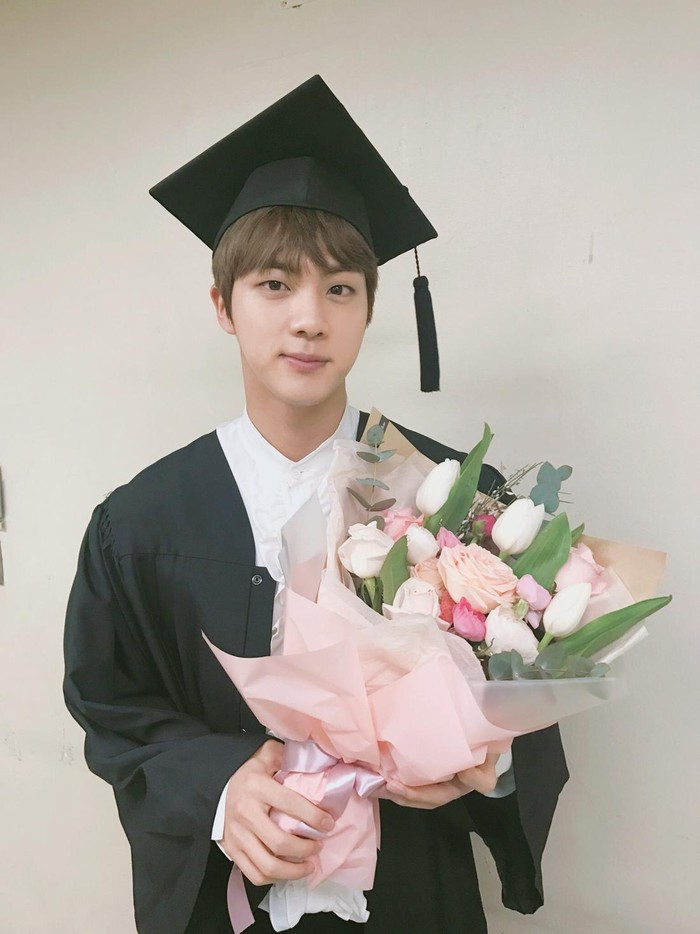 Di tengah kesibukan, Jin BTS berhasil menuntaskan program sarjana jurusan Art & Acting di salah satu universitas swasta terbaik di Korea Selatan, Konkuk University, sebelum kemudian melanjutkan kuliah S2 di Hanyang Cyber University. / Foto: x.com/BTS_twt