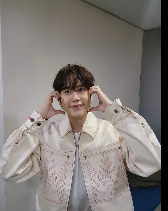 Dikenal pintar dan bertalenta, Kyuhyun SUPER JUNIOR berhasil menyelesaikan pendidikan S1 dan S2 di Kyung Hee University, Korea Selatan. Pemilik IQ sebesar 130 tersebut memiliki gelar sarjana dan magister di Postmodern Music. / Foto: instagram.com/gyuram88