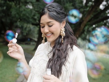 img-title Erina Gudono Potong Rambut Pendek, Tas Mewah Seharga Mobil Disorot