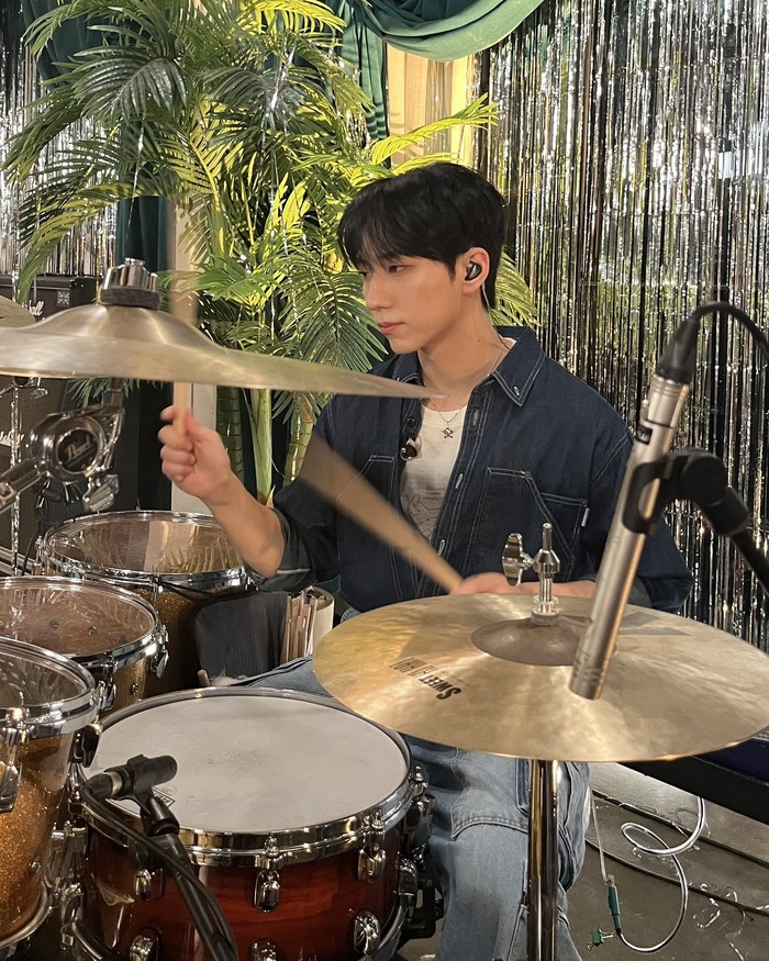 Gunil Xdinary Heroes menempuh program sarjana di Berklee College of Music di Boston, Massachusetts. Pemain drum sekaligus leader band rock Korea Selatan ini mengambil jurusan kuliah yang sejalan dengan kariernya yakni drum major. / Foto: x.com/XH_official