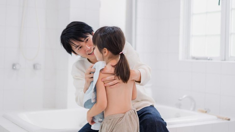 Ilustrasi Ayah Memandikan Anak Perempuan