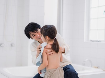 Sampai Kapan Ayah Boleh Memandikan Anak Perempuannya? Ini Kata Psikolog