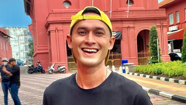 Indra Bruggman ngaku masih rutin ke dokter meski sudah membaik dan makin sehat setelah idap hipertiroid akibat autoimun sejak 2020.