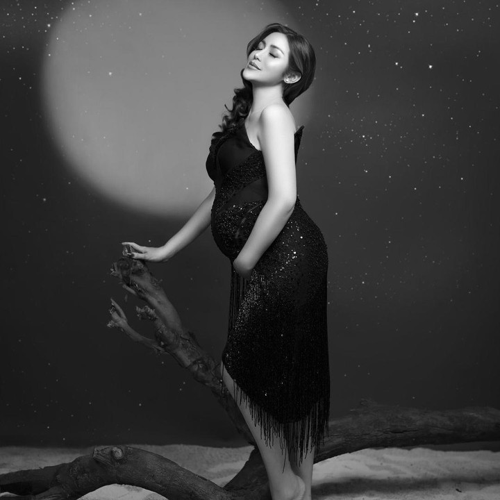 <p>Dalam maternity photoshoot ini, Jedar tidak menggunakan alas kaki. Foto ini tampaknya berfokus pada keanggunan Jedar yang tengah memperlihatkan baby bump kehamilan ketiganya. (Foto: Instagram @inijedar)</p>