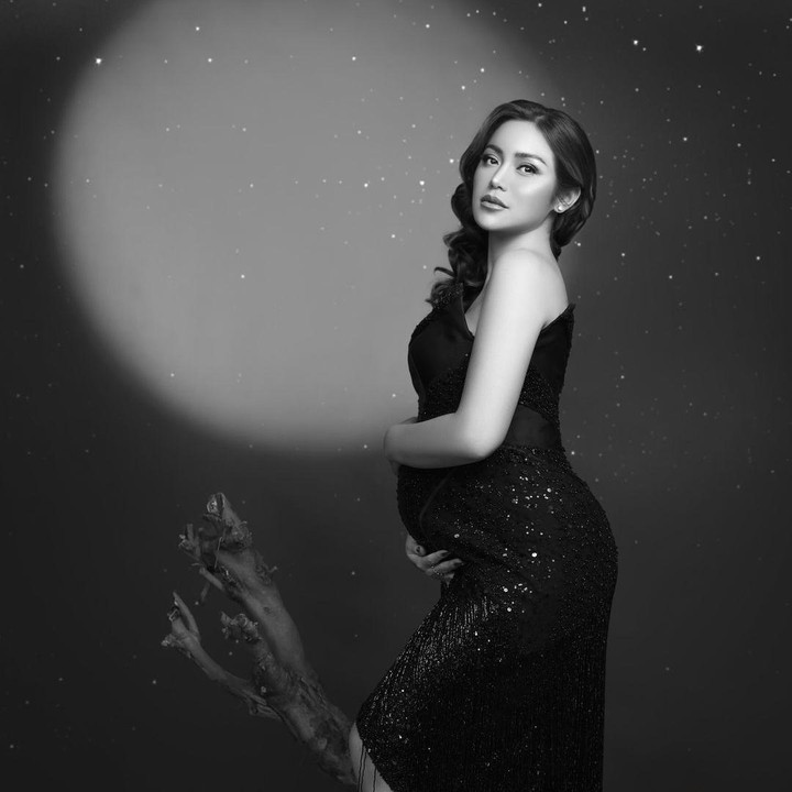 <p>Foto-foto maternity photoshoot Jedar banyak menuai pujian dari rekan sesama artis, Bunda. Beberapa di antaranya memuji kecantikan istri Vincent Verhaag ini. "Gorgeous bumil," tulis Jennifer Bachdim. "Cantik bgtt siiii," ujar presenter dan model Patricia Gouw. (Foto: Instagram @inijedar)</p>