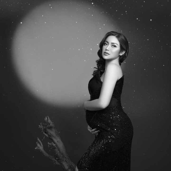 <p>Jessica Iskandar atau akrab disapa Jedar tengah menanti kelahiran anak ketiganya, Bunda. Belum lama ini, Jedar membagikan maternity photoshoot kehamilannya yang sudah masuk trimester kedua. (Foto: Instagram @inijedar)</p>