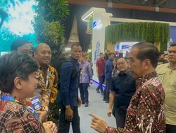 Jokowi Kunjungi Booth Vespa Ramah Lingkungan di Festival LIKE 2