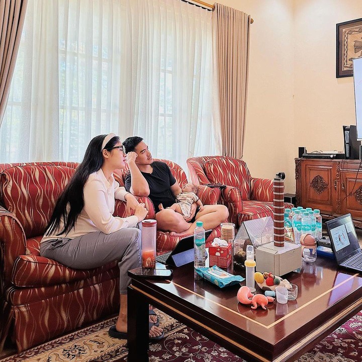 <p>Dalam baby class ini, Kaesang terlihat serius memerhatikan penjelasan yang disampaikan bidan. Kaesang tampaknya sedang bersiap menjadi ayah siaga dan ayah ASI. (Foto: Instagram @jamilatus.sadiyah)</p>