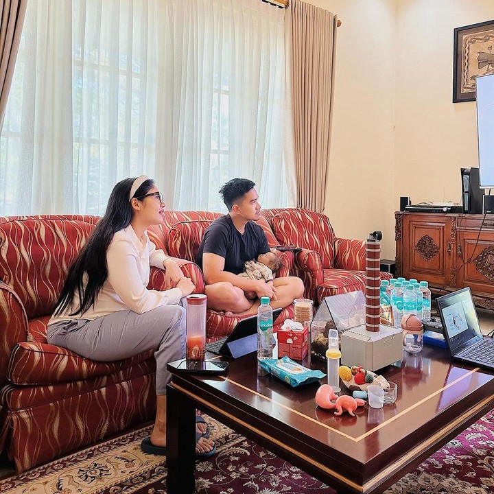 <p>Selain mengikuti baby class, Kaesang dan Erina juga pernah ikut couple prenatal yoga bersama. Pasangan yang menikah pada 10 Desember 2022 ini mengikuti serangkaian kelas persiapan untuk menjadi orang tua baru. (Foto: Instagram @jamilatus.sadiyah)</p>